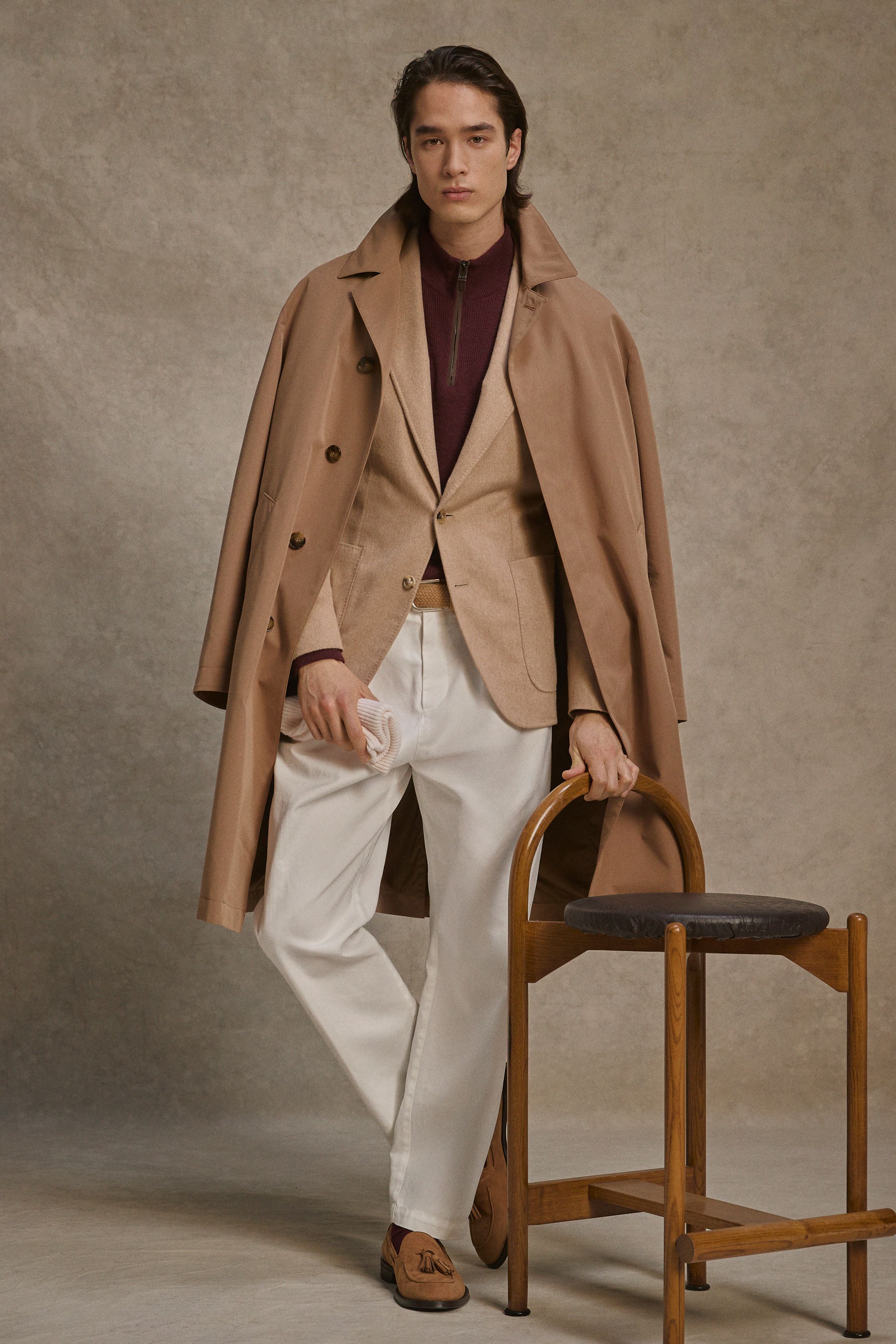 Canali 26FW 继续以“可穿的优雅”定义现代意大利男装。柔软大衣、针织内搭与轻结构西装在暖驼、深棕与午夜蓝中展开，强调城市绅士的实用美学。系列弱化正式与休闲的界限，通过层次与材质完成日常—商务的自然过渡。Canali 并不追逐戏剧化表达，而是以稳定、可信的设计语言，为成熟男性提供长期衣橱解决方案-顽石频道趋势研究